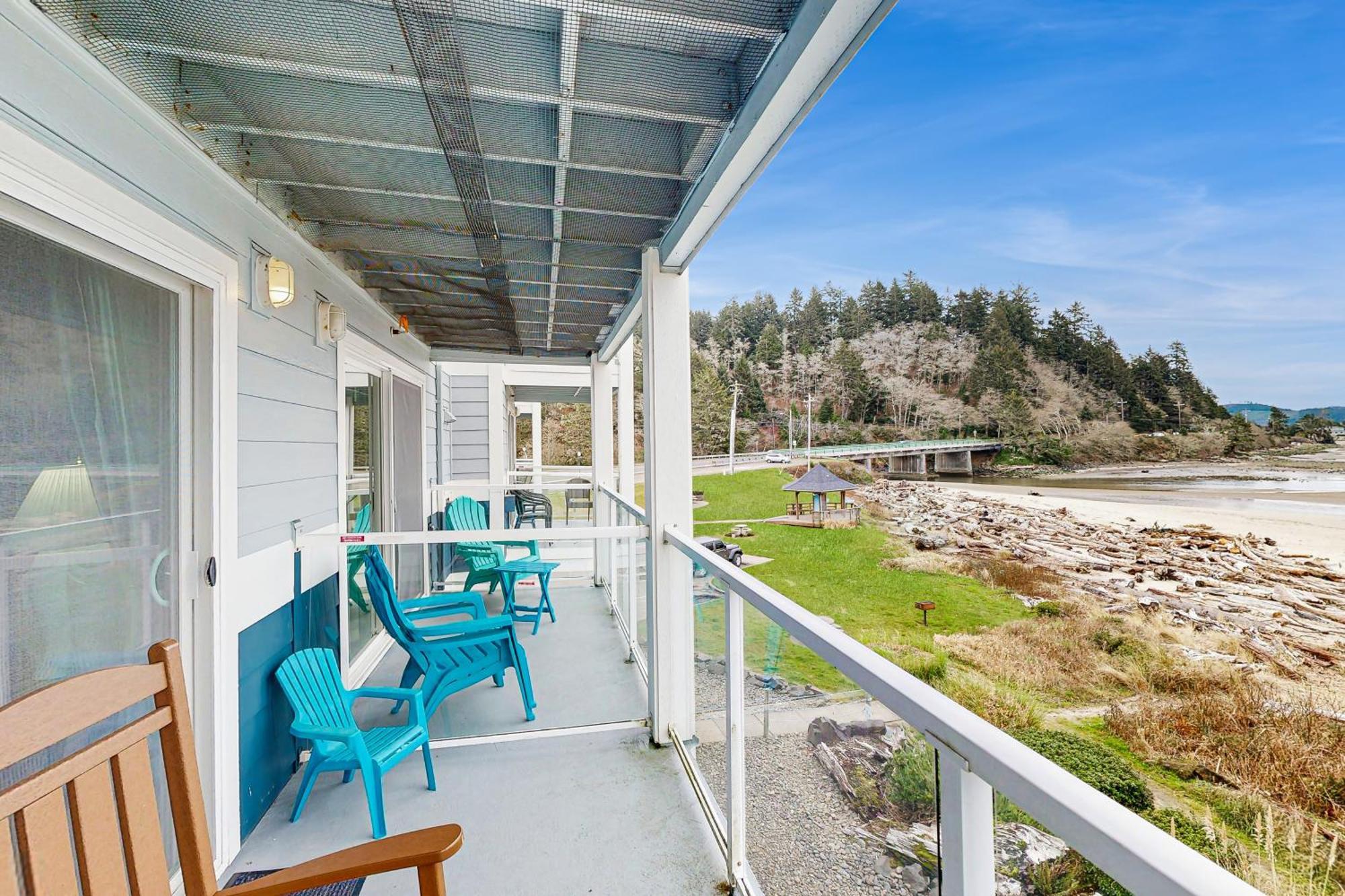 Апартаменти Waters Edge Salishan Beach Номер фото
